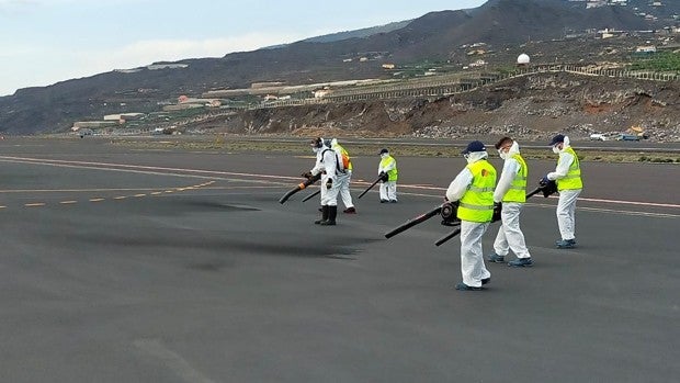 En ambulancia medicalizada en la bodega de un barco para sortear el bloqueo aéreo de La Palma