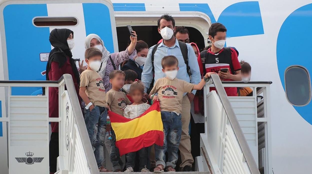 Una familia de afganos, a su llegada a Torrejón, ayer, en el vuelo de Air Europa procedente de Dubái