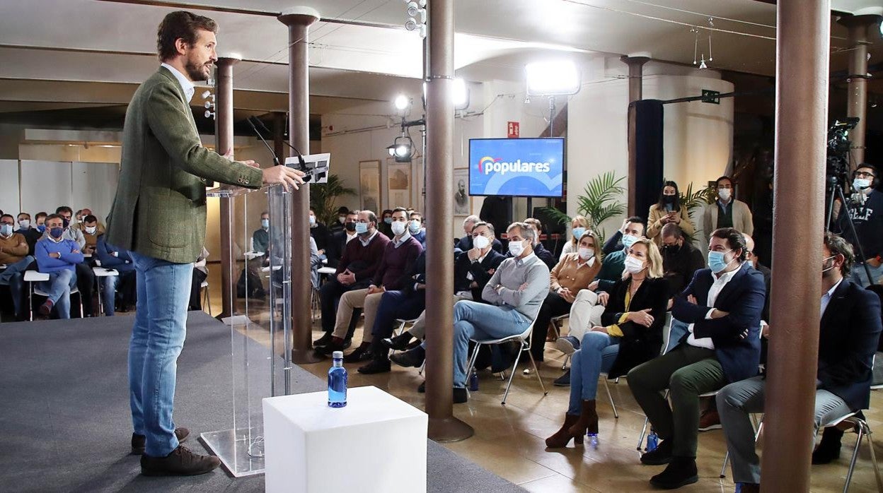 El presidente nacional del PP, Pablo Casado, habla en el encuentro con presidentes provinciales del PP