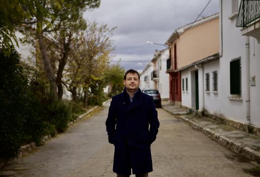 El alcalde camina por las calles de Gajanejos