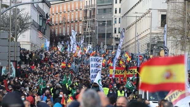 Decenas de miles de policías y guardias civiles desafían al Gobierno por la reforma de la ley de Seguridad