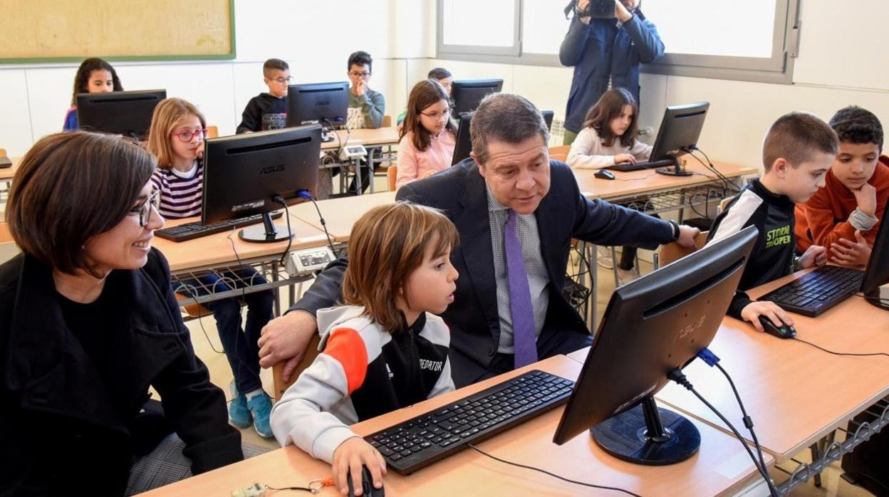 El presidente de Castilla-La Mancha, Emiliano García-Page, en un colegio