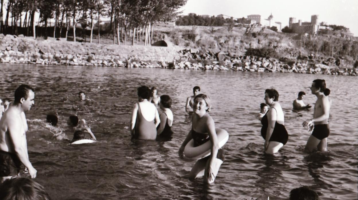 Toledanos bañándose en el río Tajo en la playa de Safont hacia 1965. Negativos donados por los hermanos Caballero