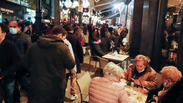 El aluvión de contagios ya dispara la presión asistencial: un 30% más de pacientes en UCI en un día