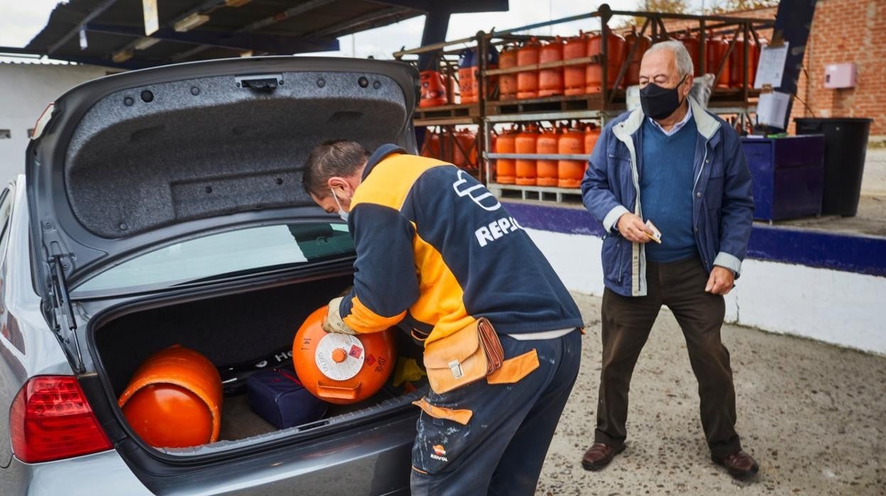 Un cliente cargando butano en una gasolinera en la a-VI a la altura de Las Rozas