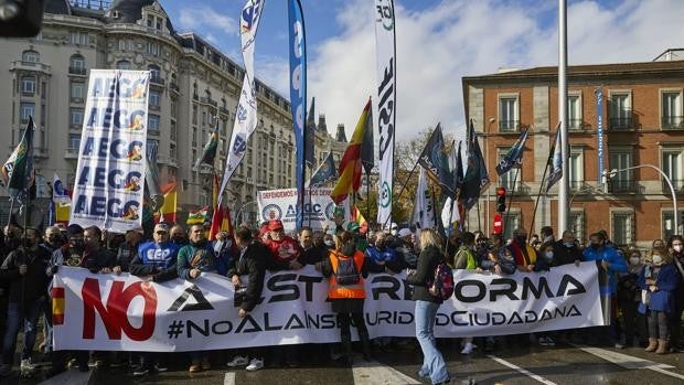 «Estamos aquí para apoyar a nuestro hijo y a los policías»