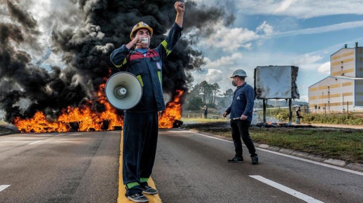 Protesta de los trabajadores de Alcoa ante la factoría de San Cibrao (Lugo)