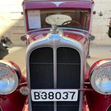 Imagen de uno de los coches clásicos expuestos en la plaza Viriato de Valencia