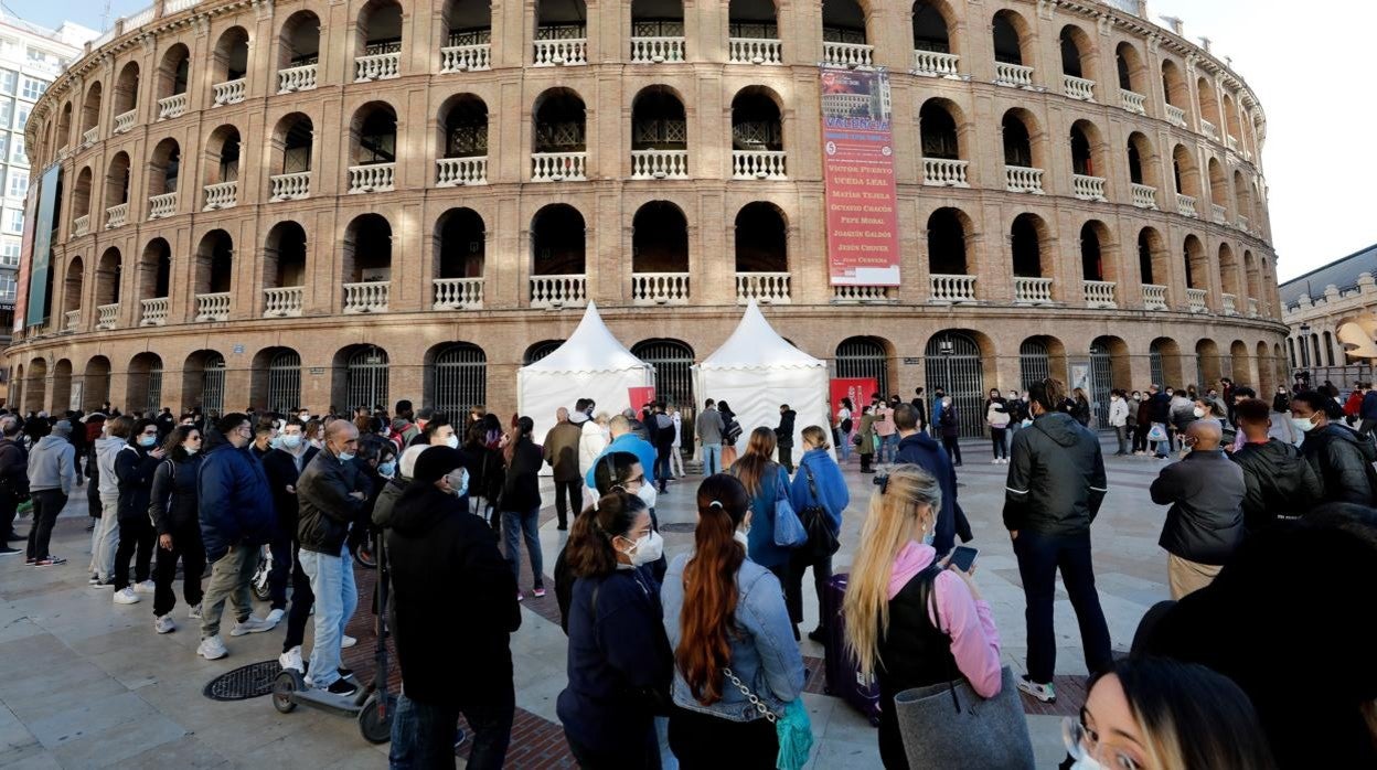 Imagen de la cola en un punto de vacunación móvil en Valencia el pasado viernes tras el anuncio de la implantación del pasaporte covid