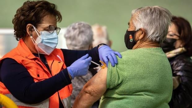 Galicia supera la barrera de los 5.000 casos activos de coronavirus y se disparan las hospitalizaciones