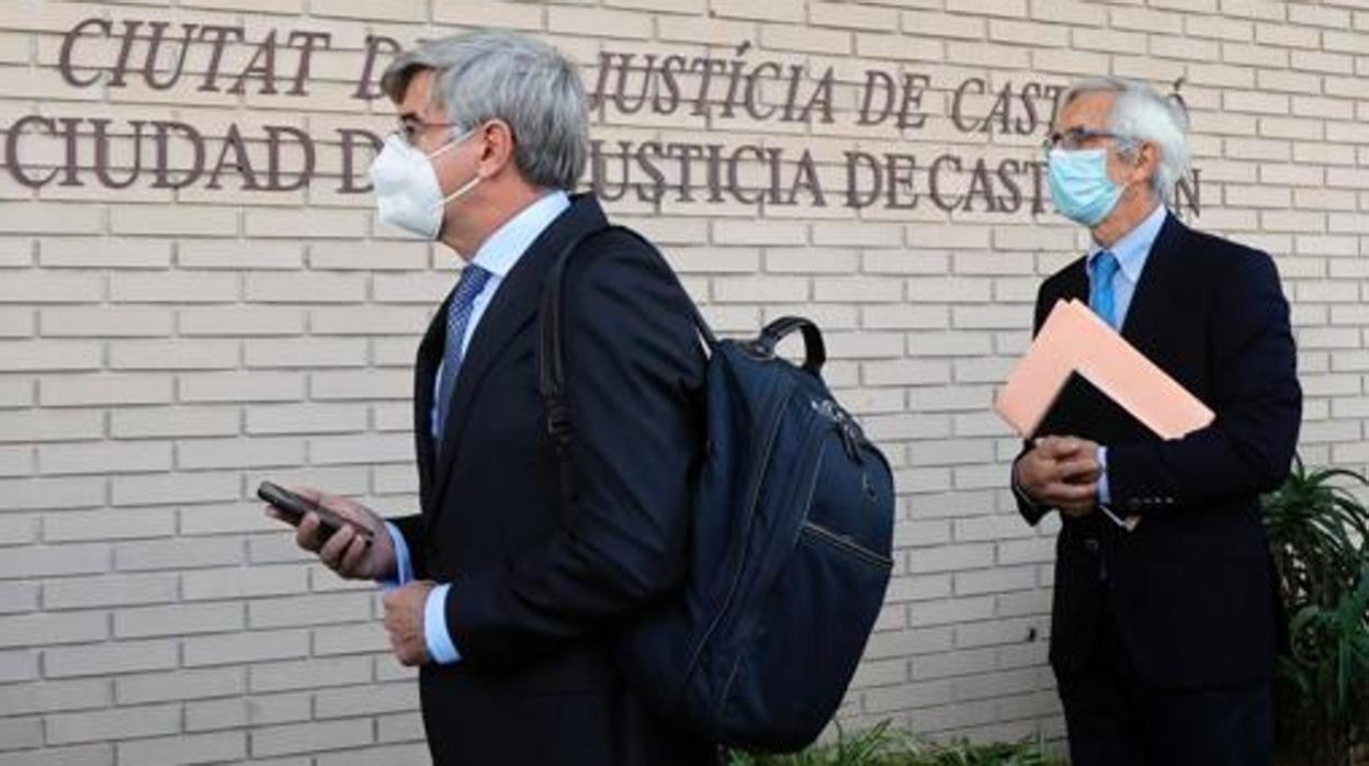 Los dos directivos absueltos, a su llegada a la Audiencia de Castellón para el juicio