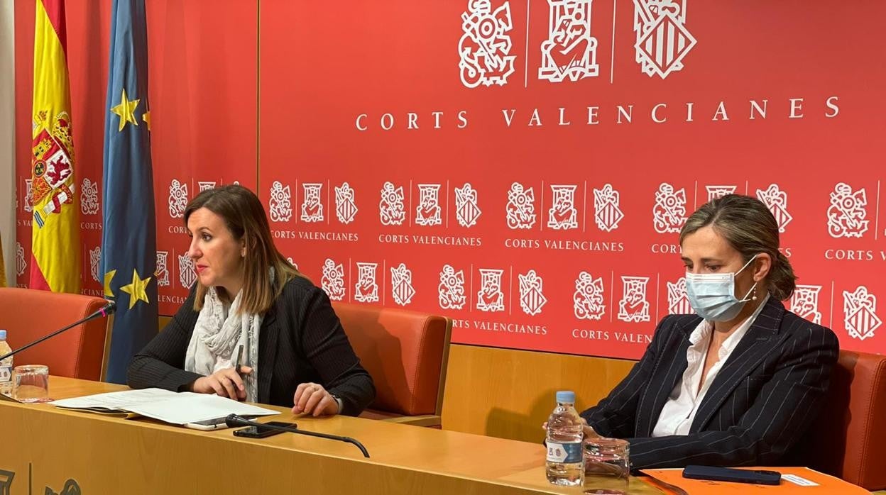 Imagen de la síndica del PP, María José Catalá, este martes junto a la diputada Elena Bastidas