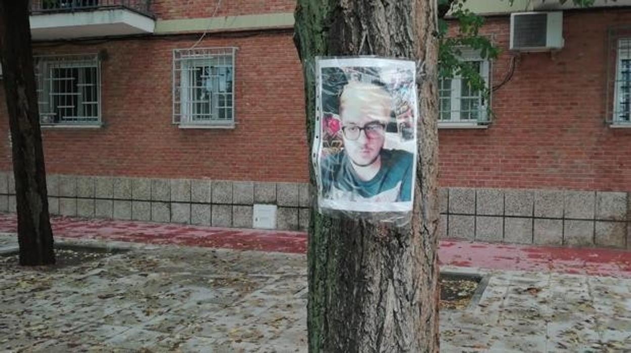 Una fotografía de la víctima se ha instalado cerca de los lugar de los hechos, rodeada de flores y velas, en su recuerdo