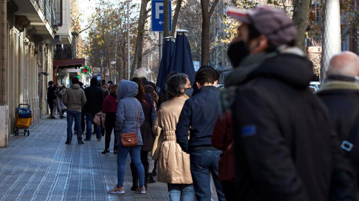 Decenas de ciudadanos, esperando para realizarse una prueba hace unos meses en Barcelona