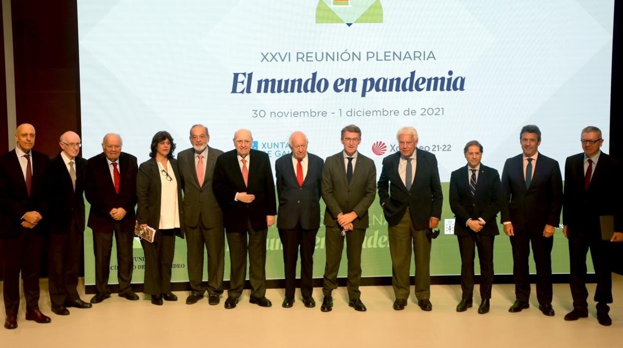 Foto de familia tras concluir las jornadas 'El mundo en pandemia', en la Cidade da Cultura de Santiago