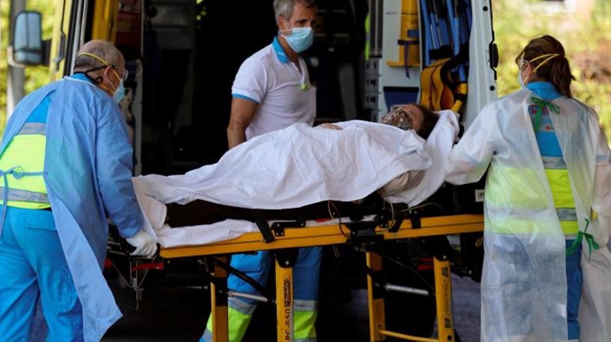 Traslado de una paciente de Covid en el hospital Severo Ochoa, en Leganés