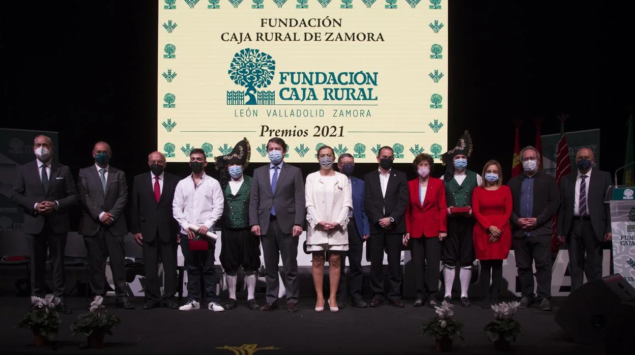Autoridades junto a los galardonados en los premios anuales de la Fundación Caja Rural