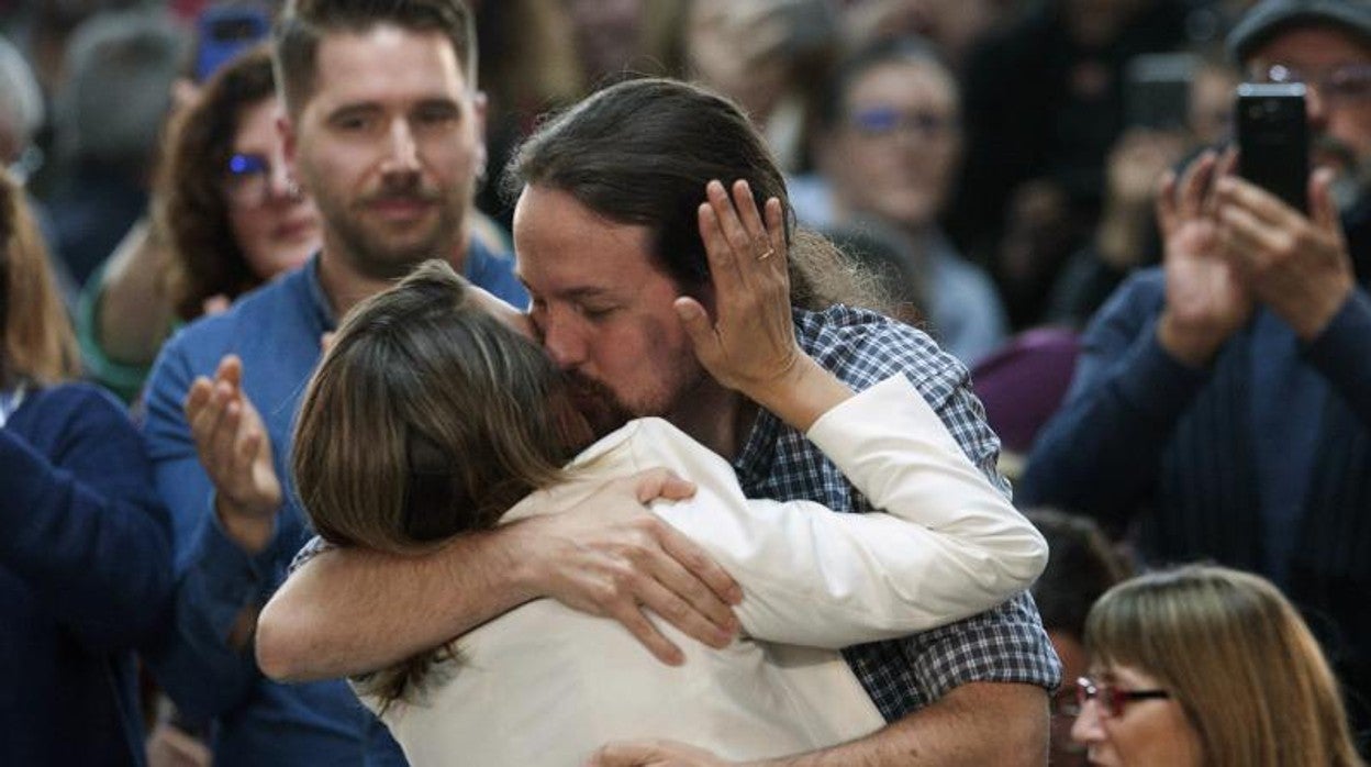 El exsecretario general de Podemos y exvicepresidente del Gobierno, Pablo Iglesias, y la vicepresidenta segunda, Yolanda Díaz, durante un acto electoral celebrado en 2019 en Vigo