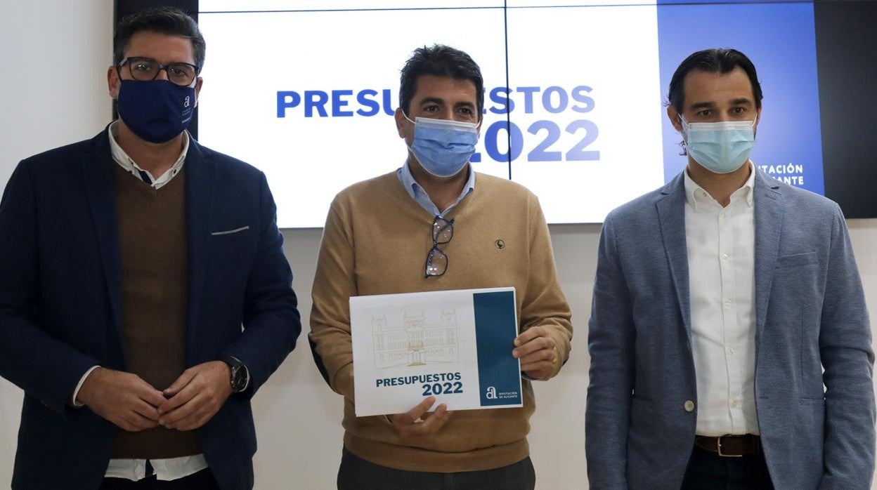 Javier Gutiérrez, Carlos Mazón y Eduardo Dolón, en la presentación de los presupuestos de la Diputación de Alicante