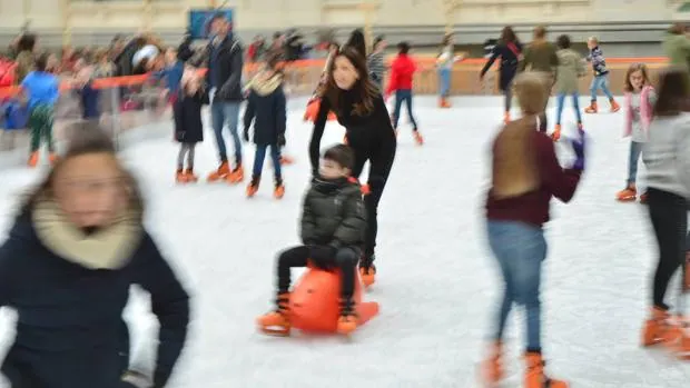 Dónde patinar sobre hielo en Madrid: estas son las pistas que hay por la capital