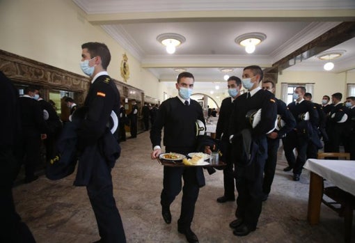 Alumnos de la Escuela Naval Militar de Marín en el comedor