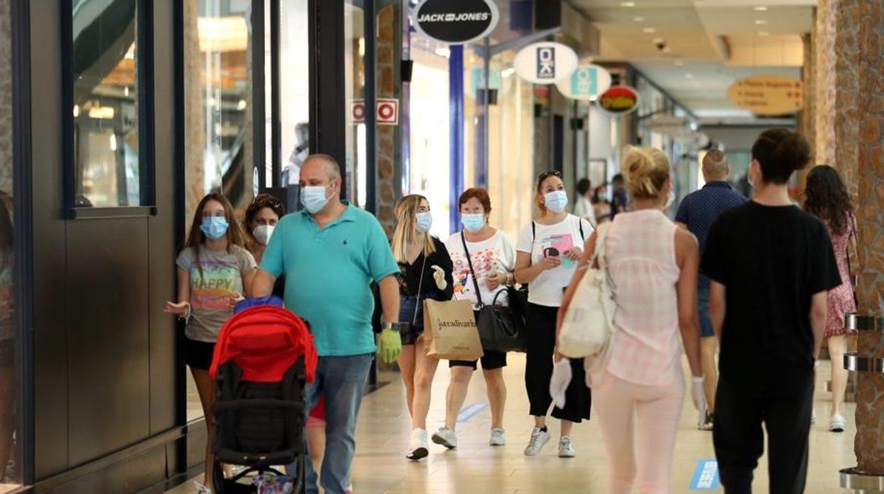 Visitantes en el centro comercial Luz del Tajo en Toledo