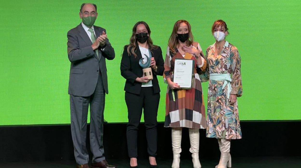 Ana Almansa y Mariado Aranda, presidenta y capitana del Club Balonmano Bolaños, reciben el premio de las manos de Ignacio Galán, presidente de Iberdrola, y la karateca Sandra Sánchez, campeona olímpica