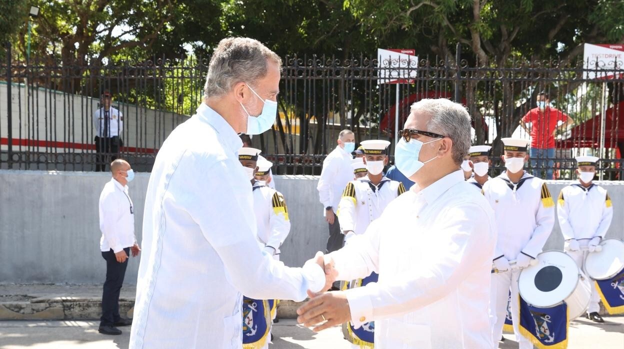El Rey saluda al presidente de Colombia, Iván Duque, a su llegada a la 'Casa Catinchi' en Barranquilla