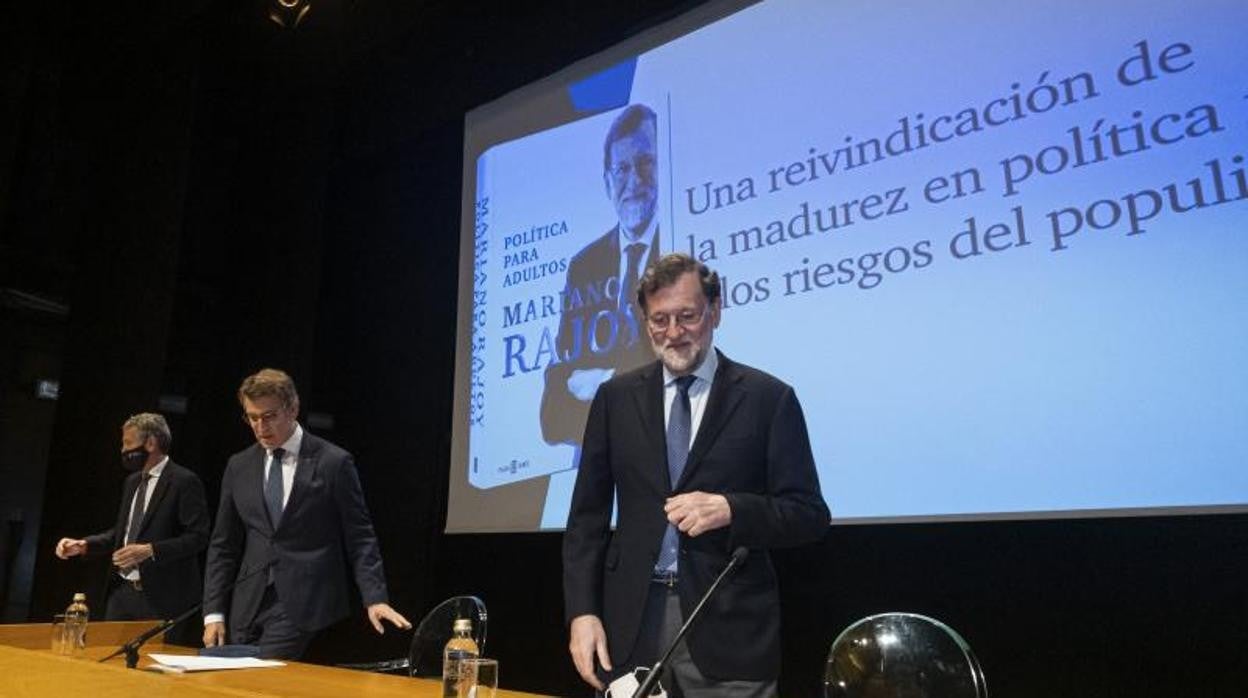 Rajoy, junto a Feijóo, este viernes en Santiago, en la presentación de su último libro