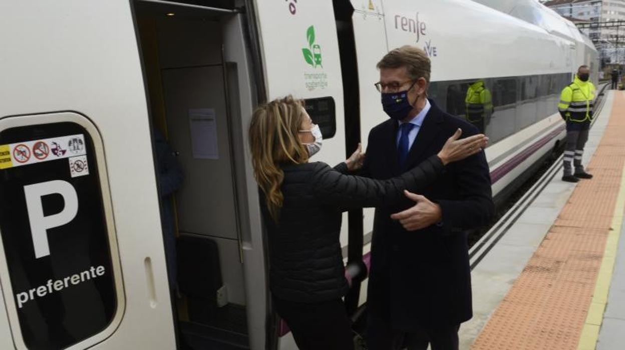 La ministra Raquel Sánchez saluda a Feijóo en el viaje de pruebas del AVE a Galicia