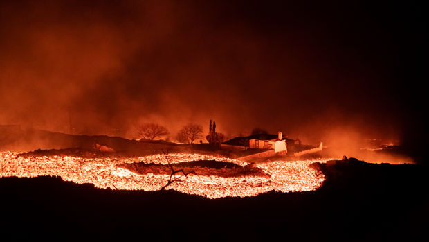 Una nueva colada  avanza al suroeste dirección al barrio de Las Manchas