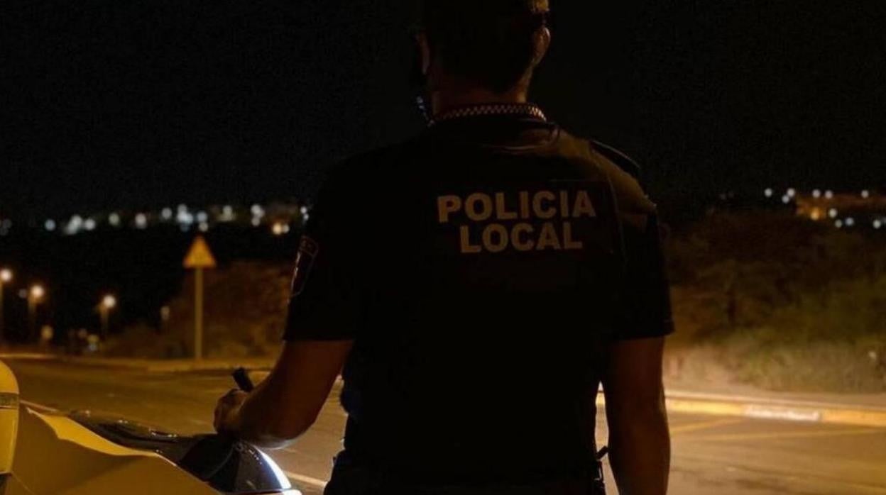 Un agente de la Policía Local de Elche a pie de carretera