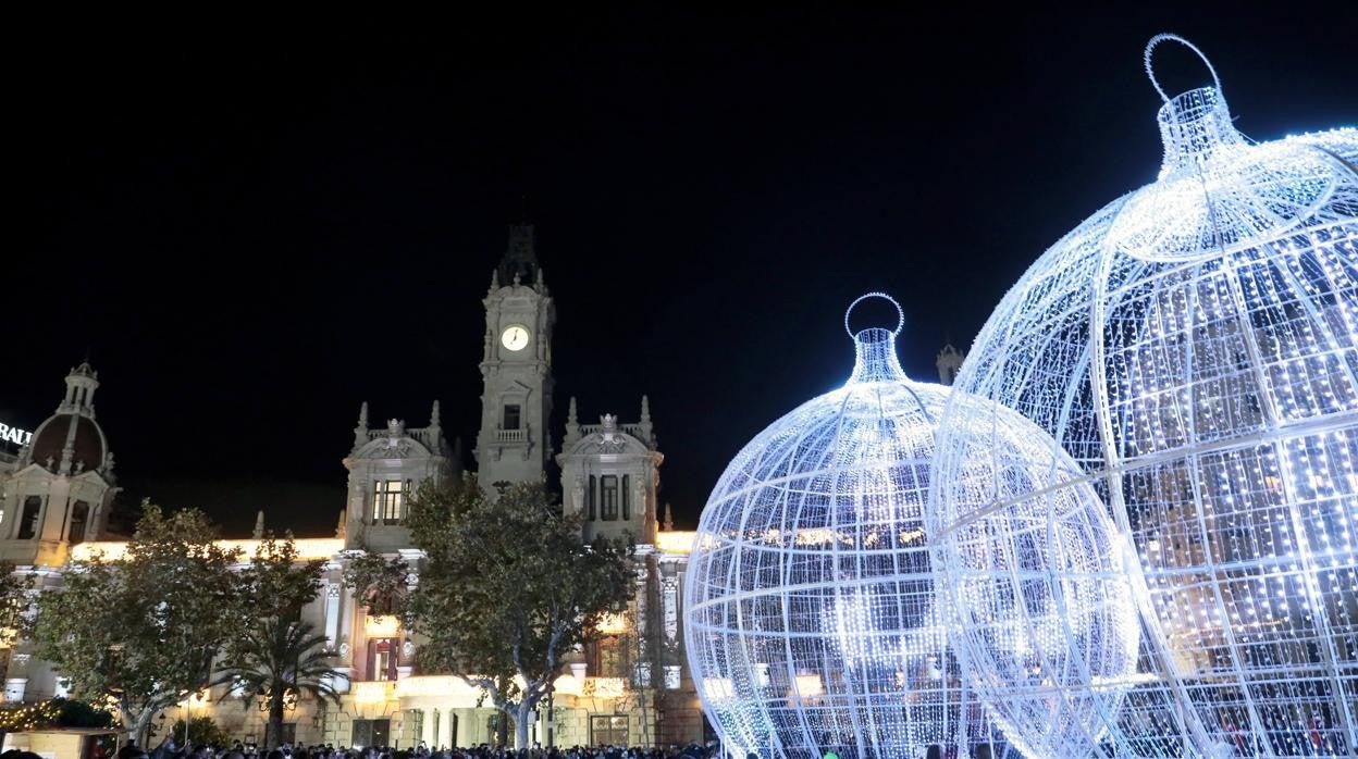 Imagen del la plaza del Ayuntamiento de Valencia repleta de personas en la inauguración de la iluminación navideña