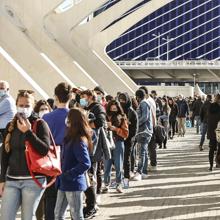 Cientos de personas esperan recibir la vacuna contra el Covid-19