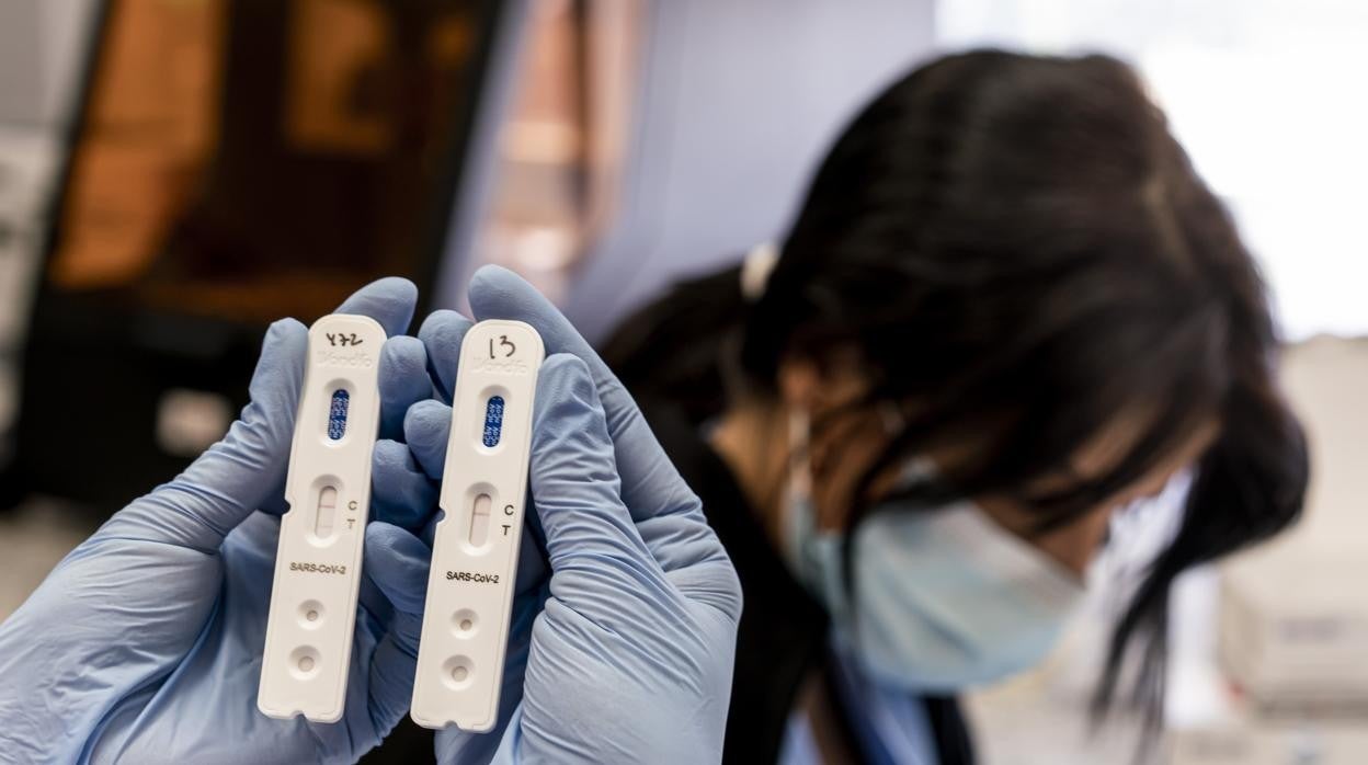 Imagen de archivo de un par de pruebas diagnósticas de coronavirus en un hospital de Valencia