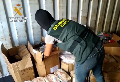 Registro de la Guardia Civil de uno de los contenedores con las donaciones estafadas