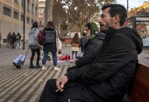 Dragomir, en un banco frente al local incendiado en plaza Tetuán