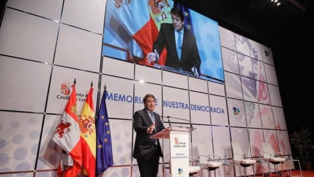 Mañueco insta a «preservar» el valor de la Constitución y a defenderla «de aquellos que quieren su ruina»