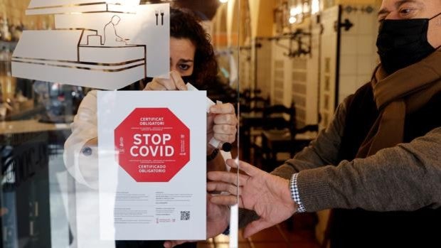 Castilla y León se plantea implantar el pasaporte Covid después del puente tras el aval judicial en el País Vasco