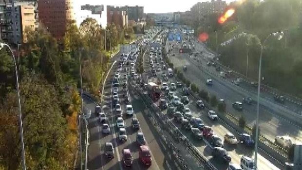 Tráfico: Retenciones en todas las salidas de Madrid al inicio del puente de la Constitución