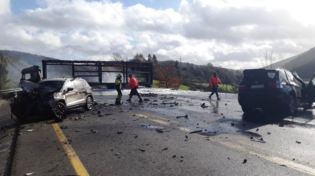 Imagen del estado en el que han quedado los vehículos en la N-121-A, Pamplona-Francia por Behobia a la altura de Olagüe.