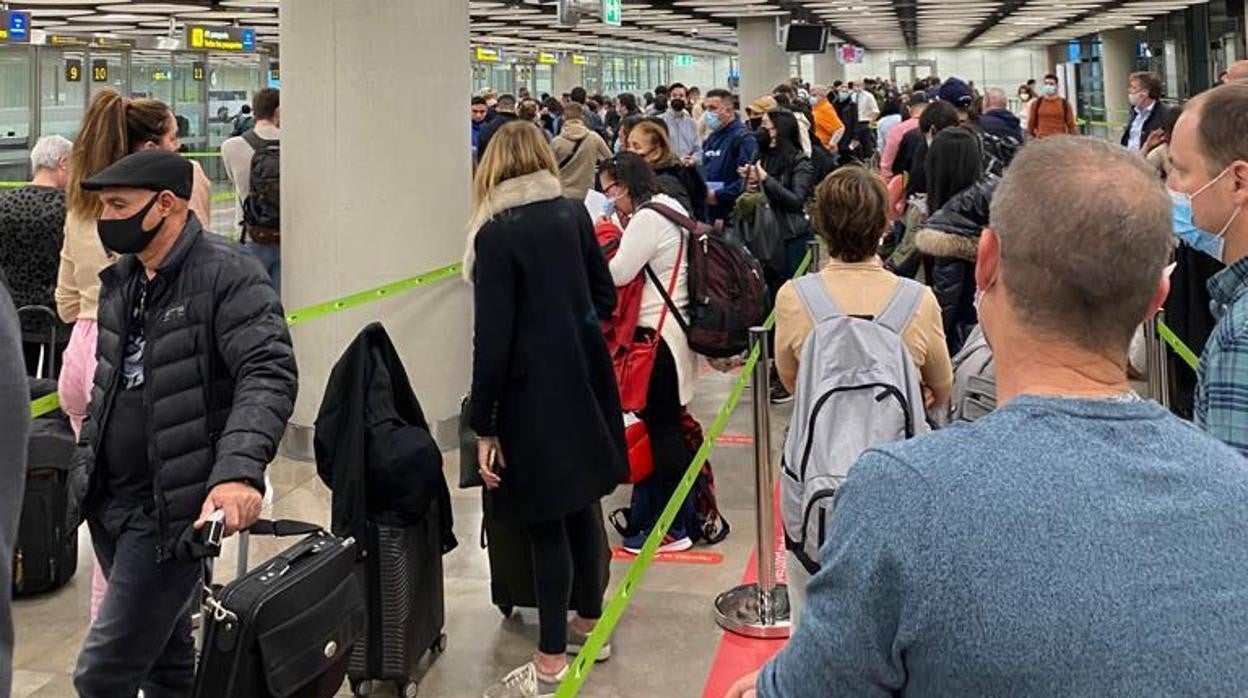Cola de pasajeros en uno de los controles del aeropuerto de Barajas