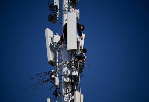 Trabajadores instalan una torre de comunicaciones 5G para los JJ.OO. de Invierno que se celebrarán en Pekín, del 4 al 20 de febrero de 2020