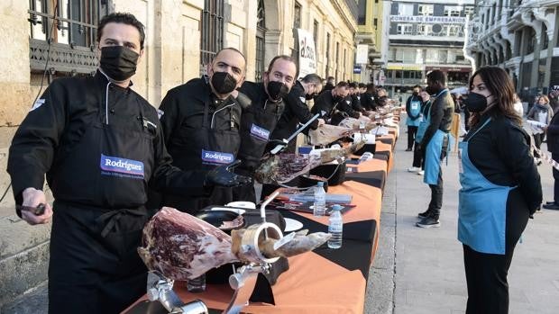 Una quincena de cortadores de jamón celebra en León un evento solidario a beneficio de la Fundación Juan Soñador