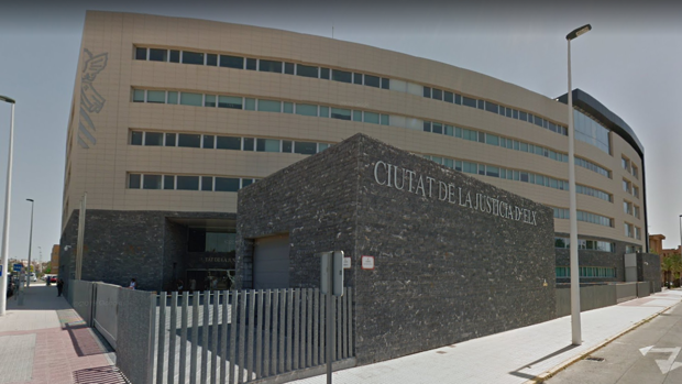 Juzgan a un hombre acusado de abusar sexualmente de la nieta de su pareja en Elche