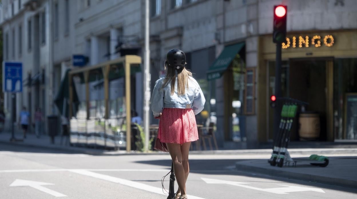 Una mujer pasea con un patinete eléctrico