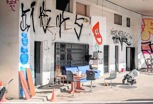 Espacio de la gasolinera ocupada donde viven Florentina y Ovidio con la pequeña Ionela