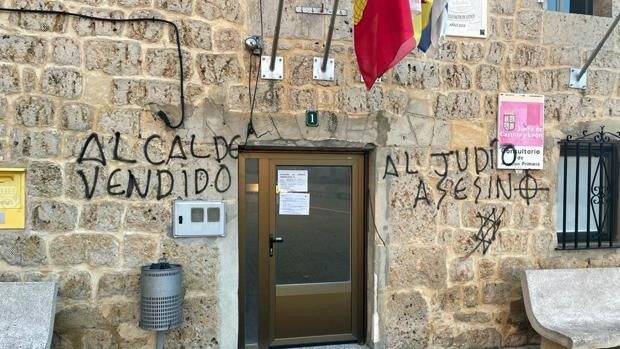 Castrillo Mota de Judíos (Burgos) amanece lleno de insultos y amenazas antisemitas y contra su alcalde