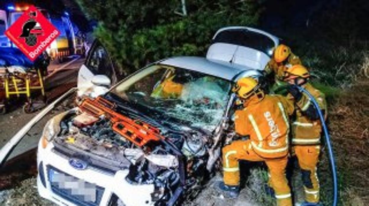 Imagen de la intervención de los bomberos en un accidente de tráfico ocurrido en Orihuela