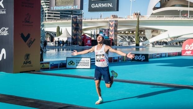 Seis nuevos récords nacionales en un Maratón Valencia con grandes marcas de la élite